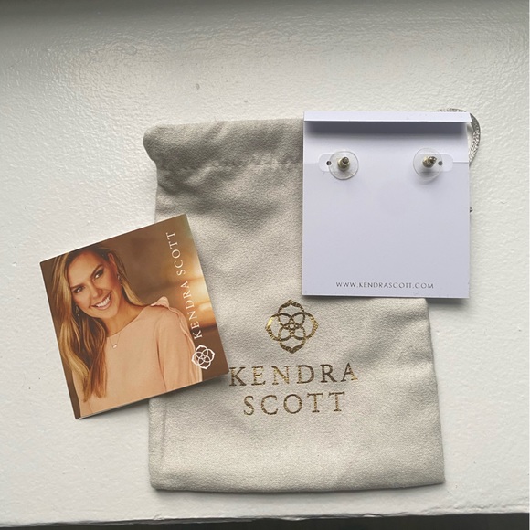 ❤️NEW❤️ Kendra Scott Ellie Gold Stud Earrings - Picture 2 of 3